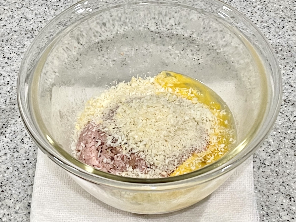 豚ひき肉で作る野菜たっぷりの味付きメンチカツ