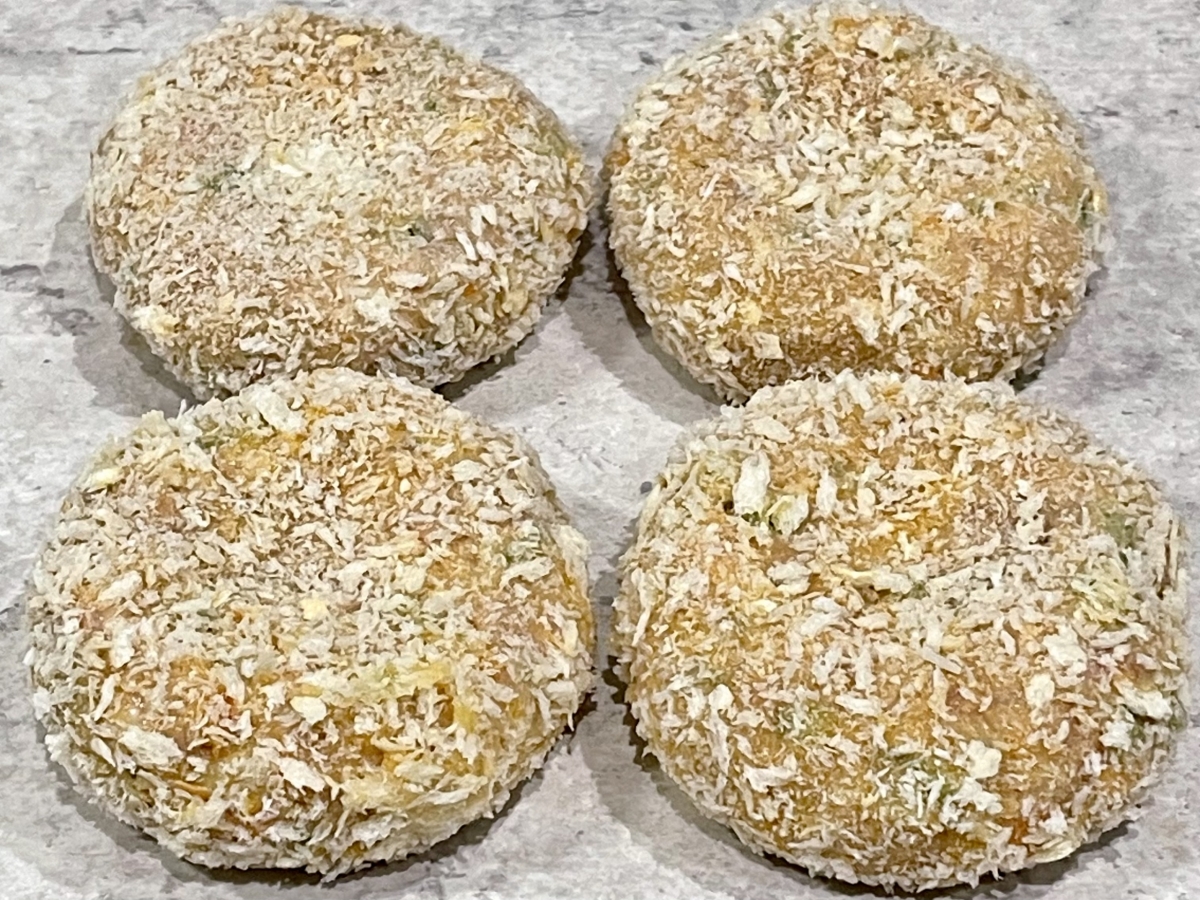 豚ひき肉で作る野菜たっぷりの味付きメンチカツ