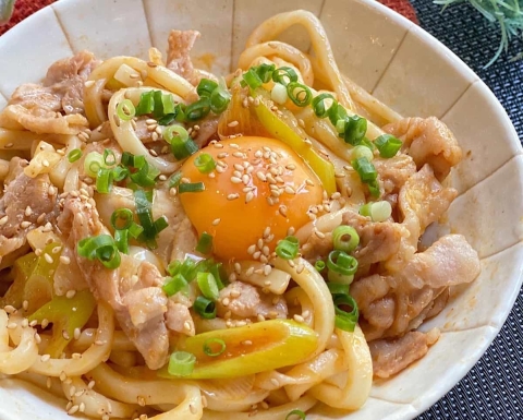電子レンジで完成！おひとりさまランチにぴったりな「豚バラうどん」
