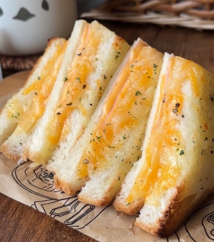作り方にコツあり！とろ～りチーズがあふれる♪「やみつきハムチーズサンド」の作り方