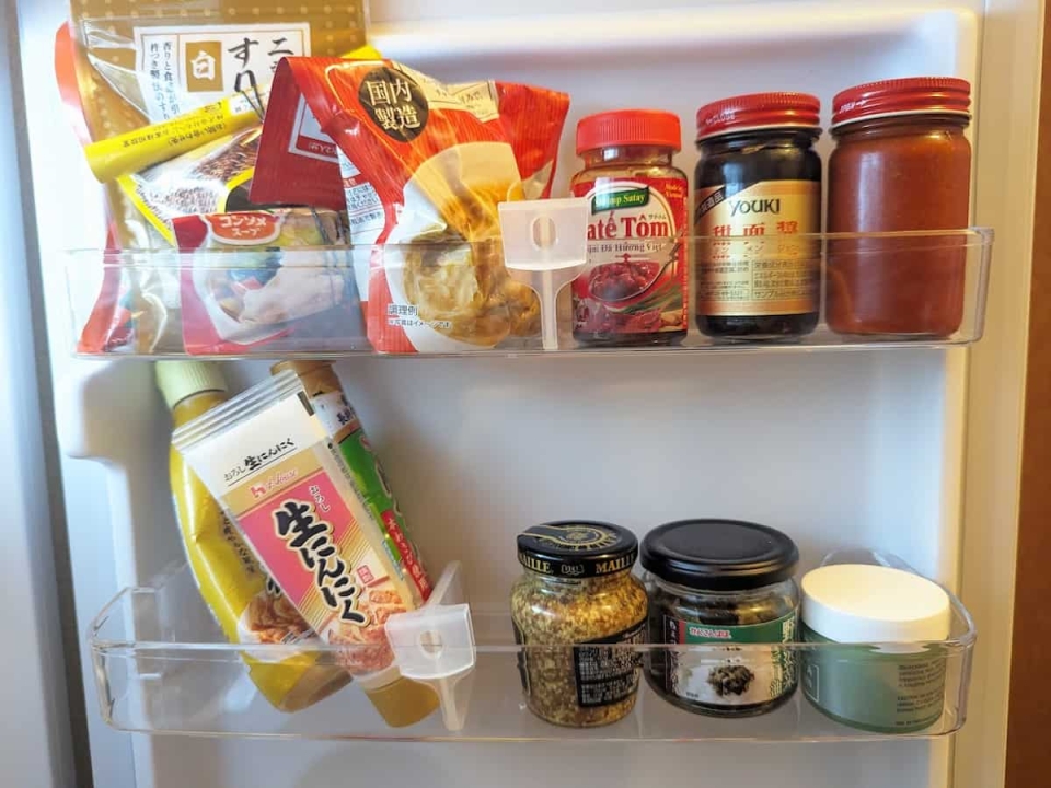 ドアポケットに差し込むだけ！ダイソーの便利グッズで冷蔵庫がスッキリ♪