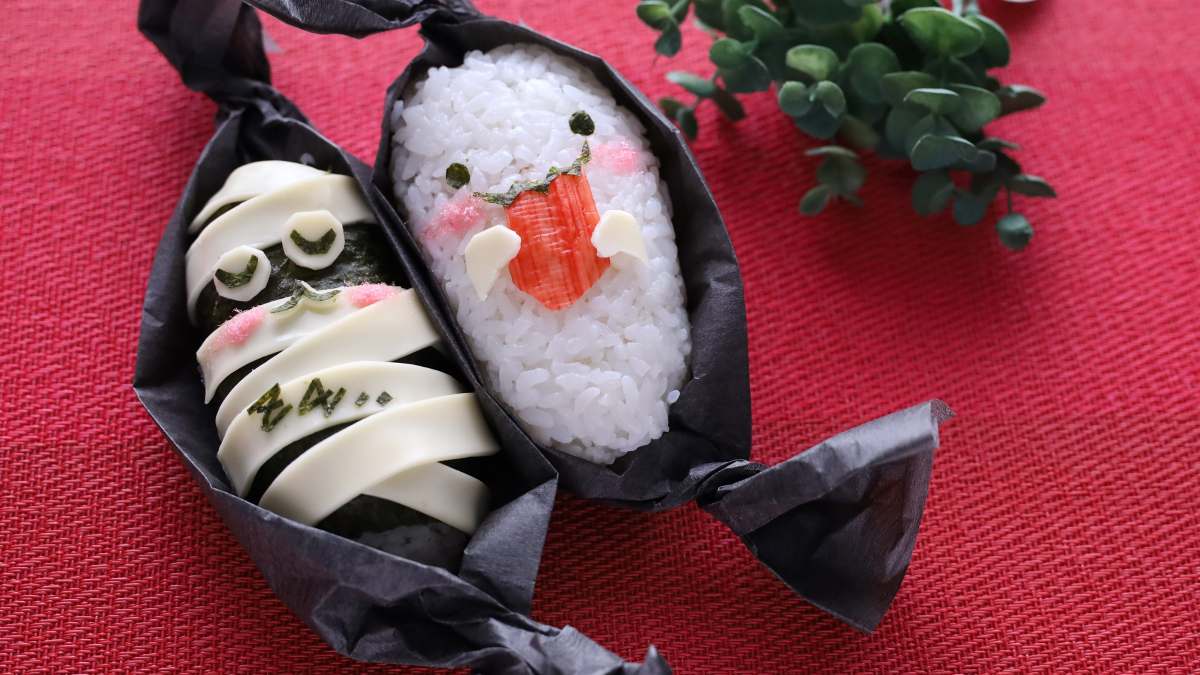 パーティーやお弁当に!かわいい「ハロウィンのスティックおにぎり」レシピ