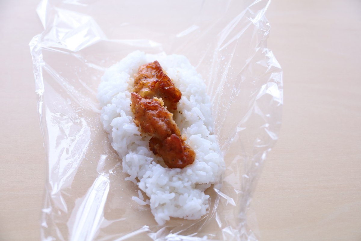 「ハロウィンのスティックおにぎり」レシピ_あっかんべーおばけ