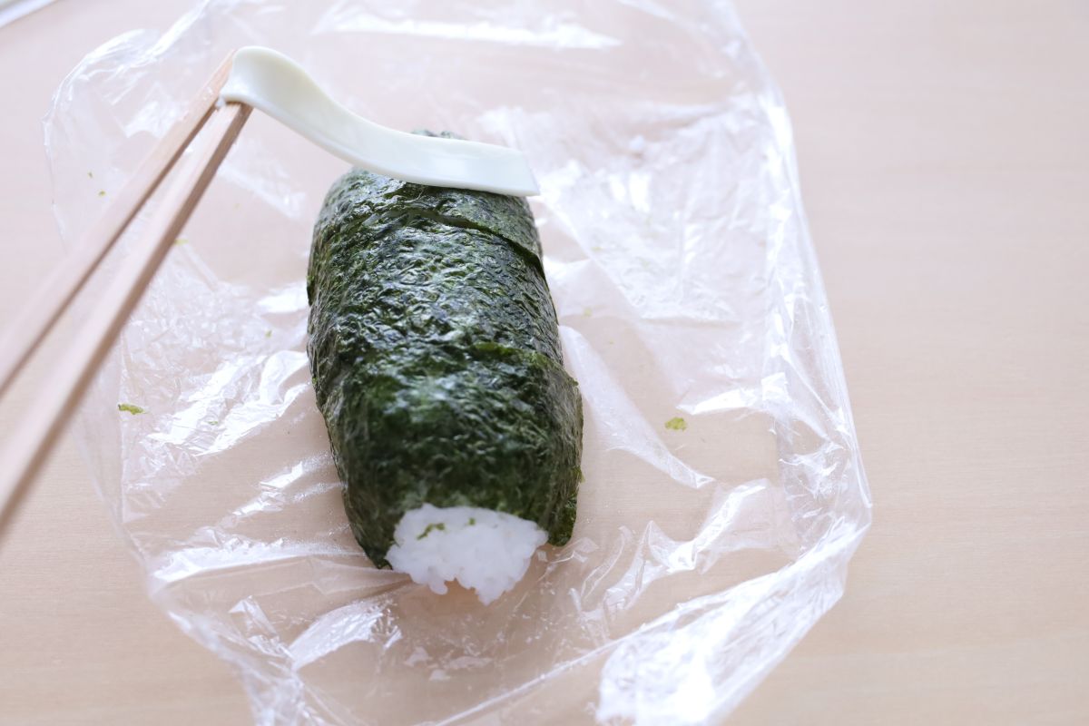 「ハロウィンのスティックおにぎり」レシピ_おひるねミイラ