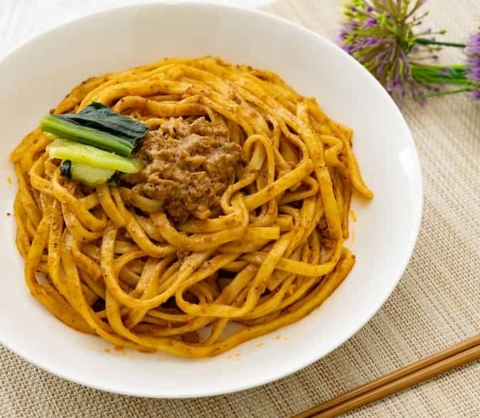 レンチンなのにまるでお店の味！セブン限定「汁なし担々麺」が新登場♪