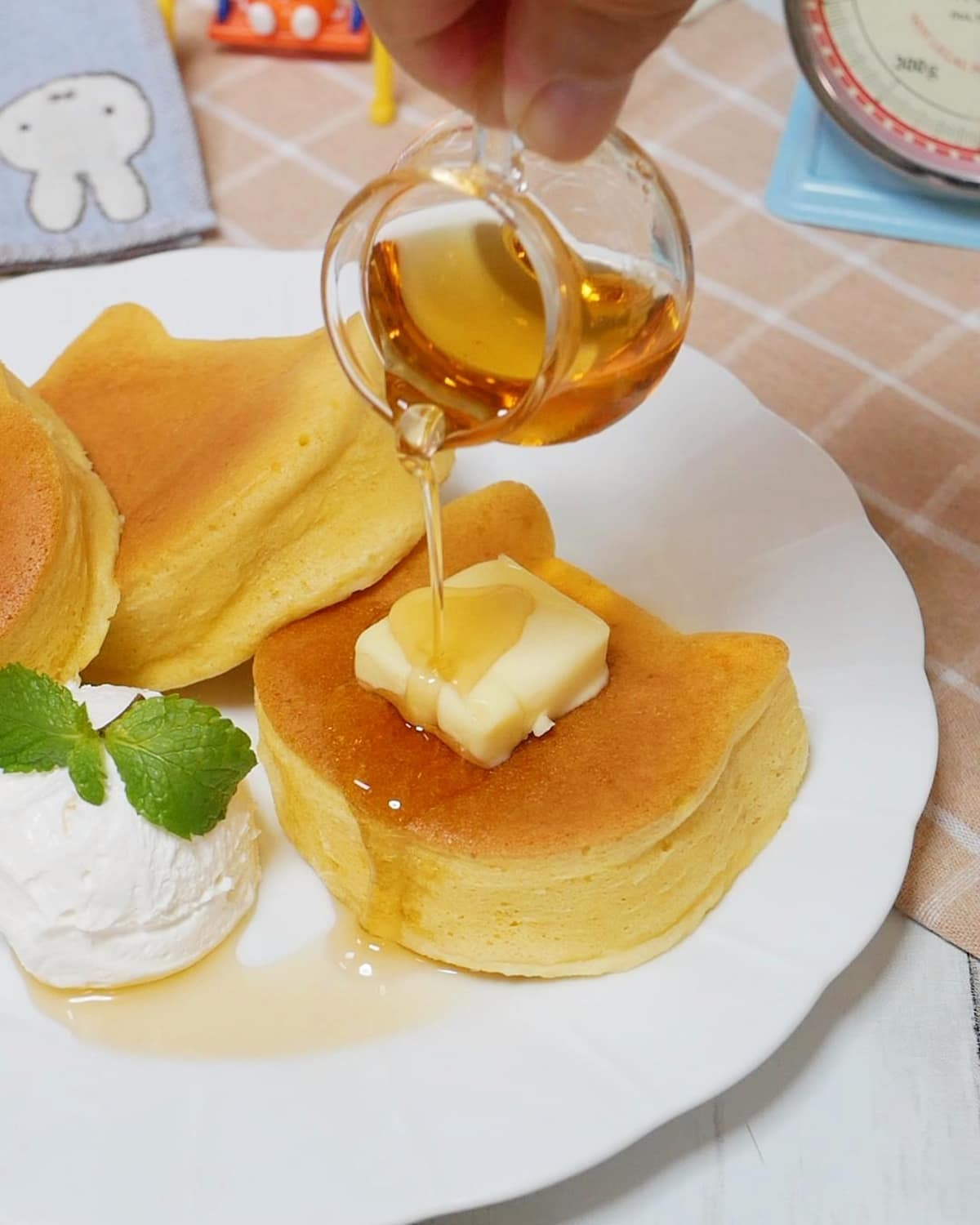 型に入れて焼くだけ!ねこ型がかわいい「スフレパンケーキ」の作り方【型は100均で♪】
