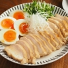 鶏むね肉なのにしっとりやわらか！「鶏チャーシュー」の簡単レシピ【巻かない＆レンチンでOK！】