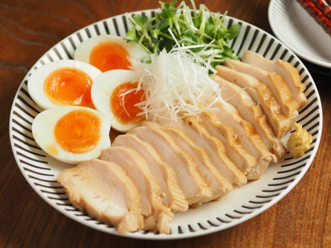 鶏むね肉なのにしっとりやわらか！「鶏チャーシュー」の簡単レシピ【巻かない＆レンチンでOK！】