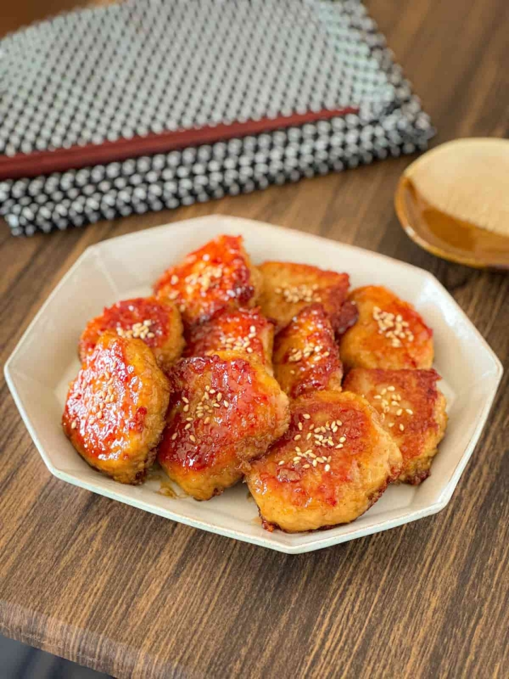 こねるのも焼くのもフライパン1つ!「節約&手間なし♪れんこん鶏つくね」の作り方