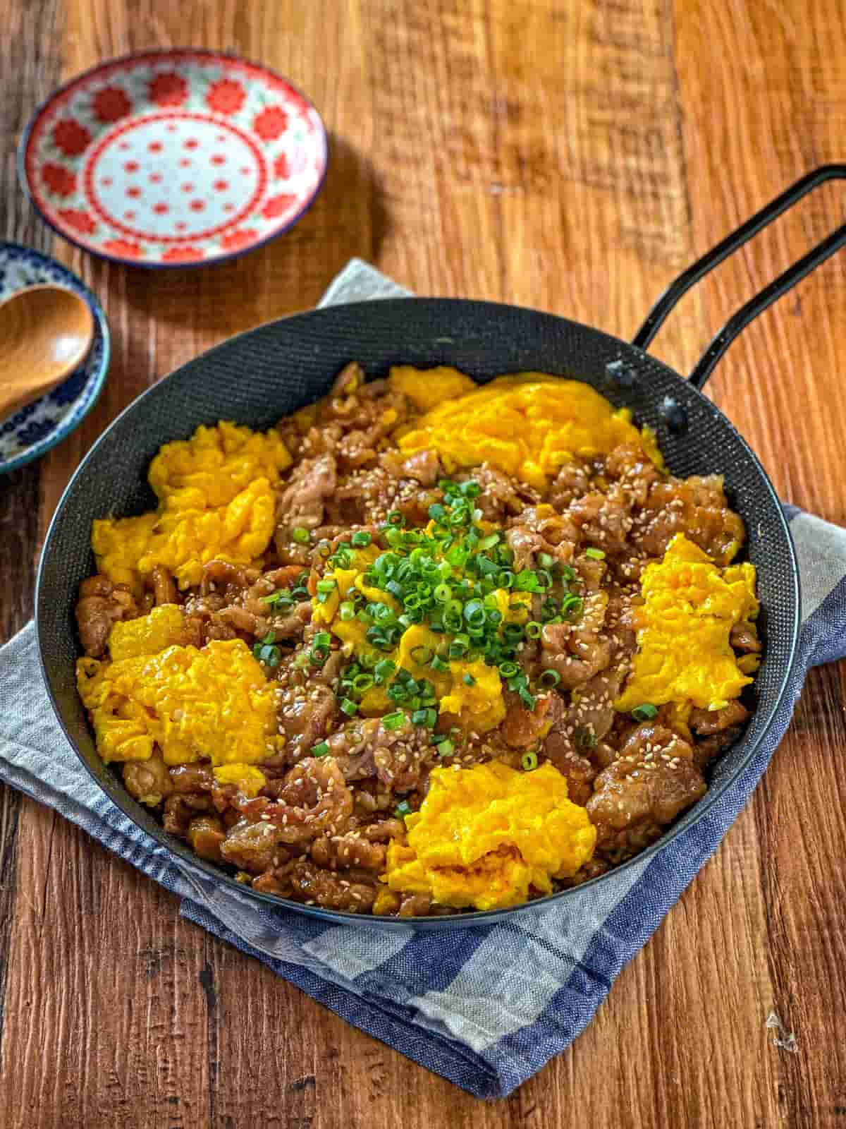 ご飯のすすみすぎに注意！作り置きもできる「豚玉照りMAX炒め」の作り方