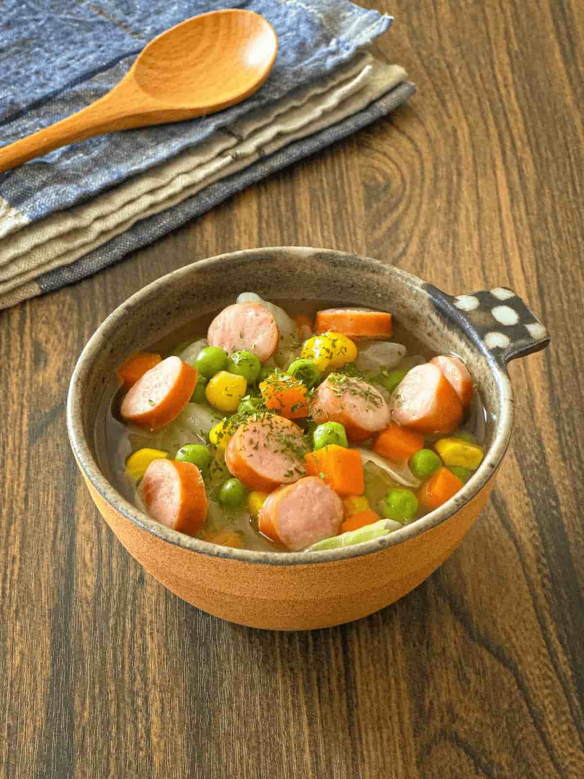 鍋に入れれば9割完成！10分で作れる「カラフルおかずのコンソメスープ」