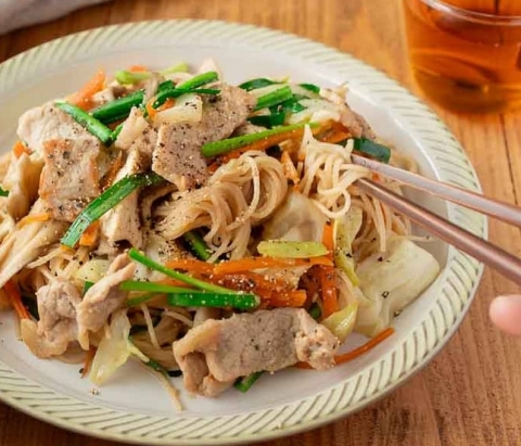 フライパン1つで簡単！甘辛みそだれがからんで絶品「 具だくさんビーフン」レシピ