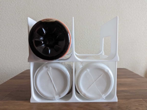 重ねて使えて便利！ダイソー「ペットボトルラック」でデッドスペースを無駄なく活用♪