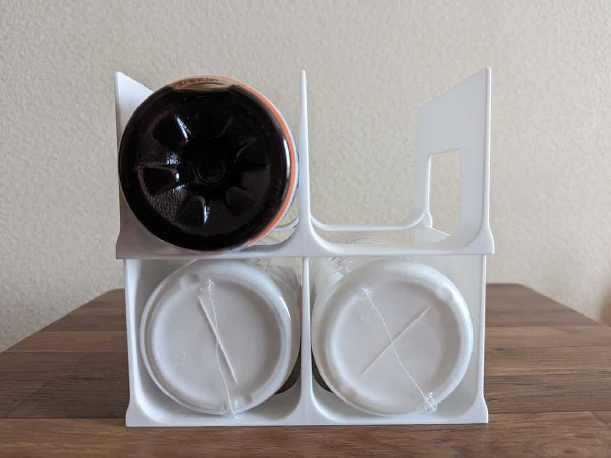 重ねて使えて便利！ダイソー「ペットボトルラック」でデッドスペースを無駄なく活用♪