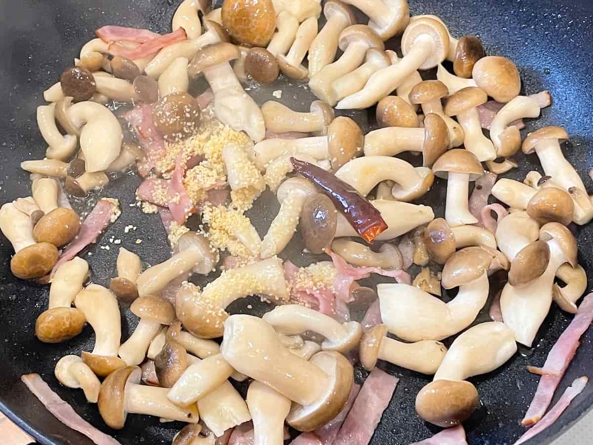 ぶなじめじとベーコンのペペロン