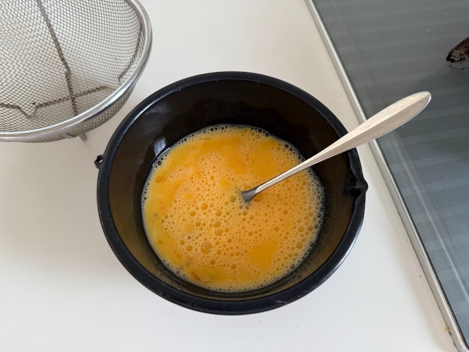 卵はフォークで溶く