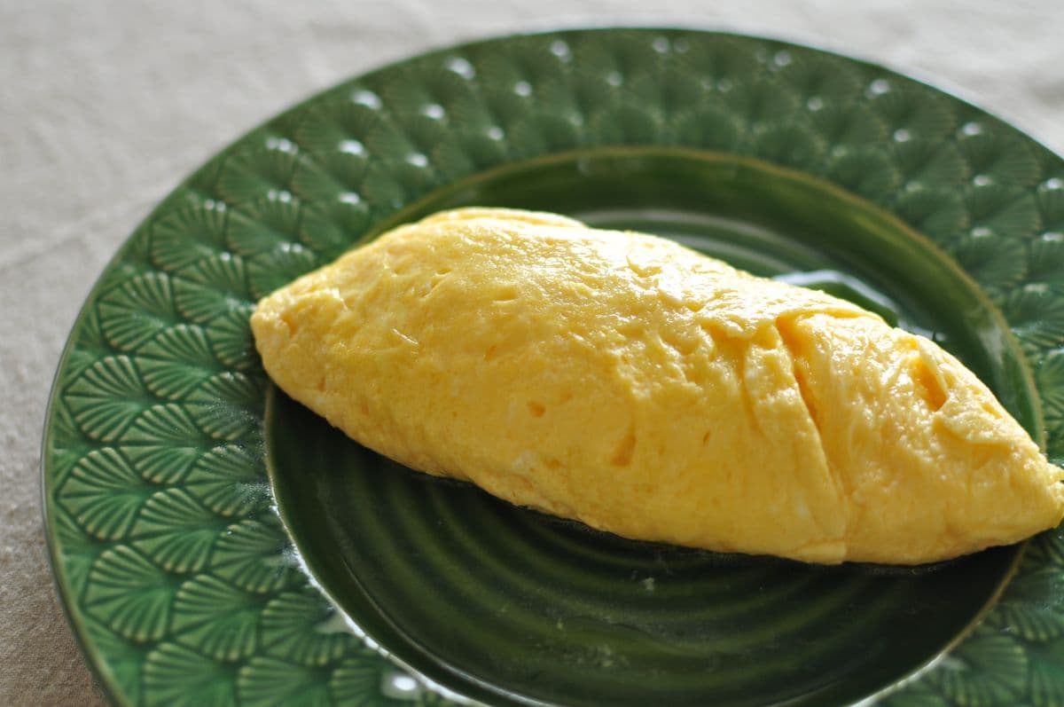 きれいに焼けない人へ!理想のふわとろ「プレーンオムレツ」を作るコツ