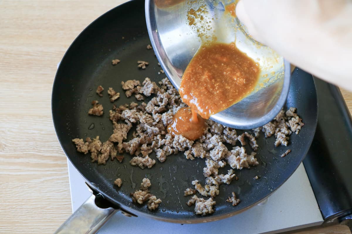 小松菜と厚揚げの味噌そぼろ炒め