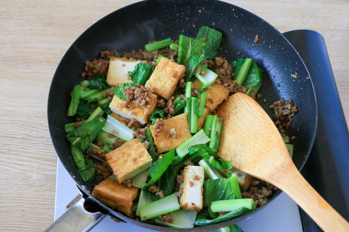 小松菜と厚揚げの味噌そぼろ炒め