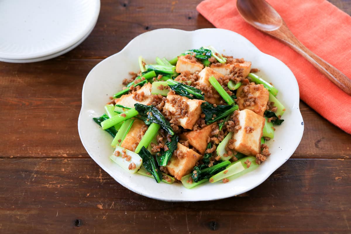 ご飯に合う!「小松菜と厚揚げのみそそぼろ炒め」の作り方