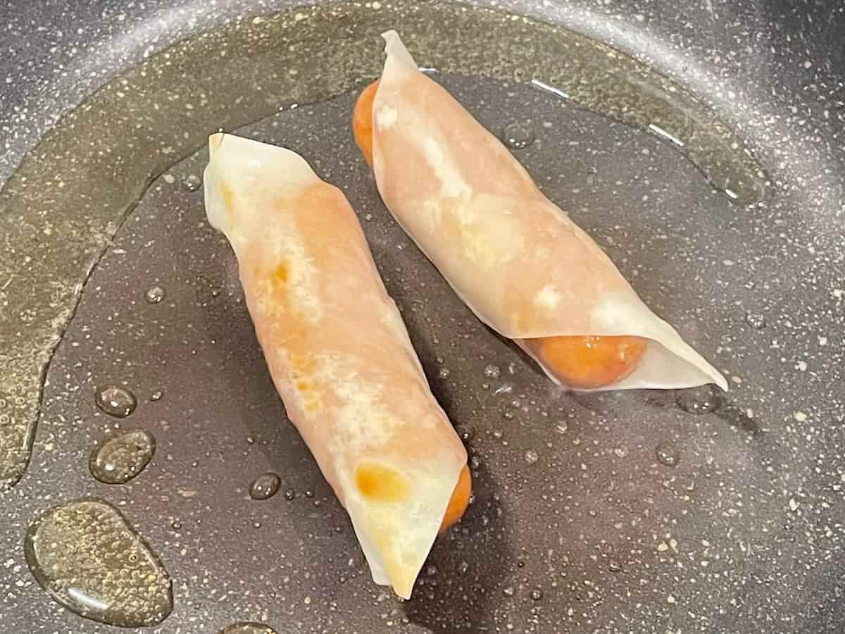 粗挽きウインナーのワンタン皮巻き