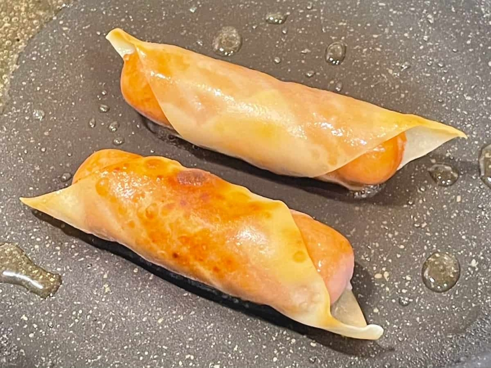 5分で完成！パリッジュワッ食感が悪魔的においしい「ウインナーのワンタン巻き」