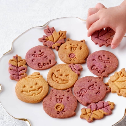 ハロウィンに♪「かぼちゃと紫いもの米粉クッキー」レシピ