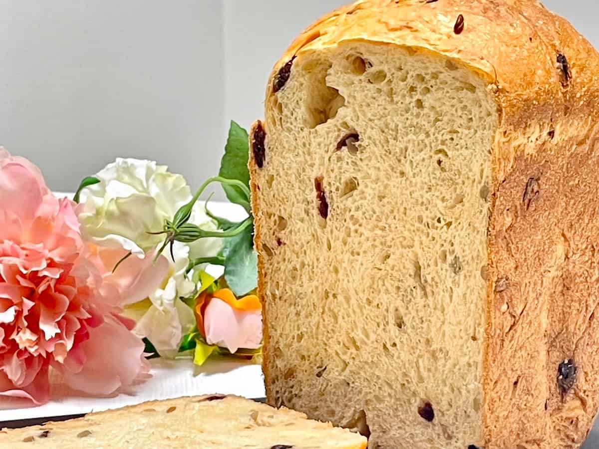 ホームベーカリーにお任せで簡単♪やさしい甘さの「黒糖食パン」の作り方