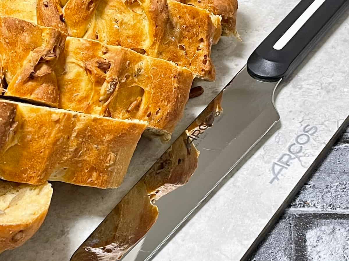 三つ編みでかわいく！ひまわりの種の黒糖食パン