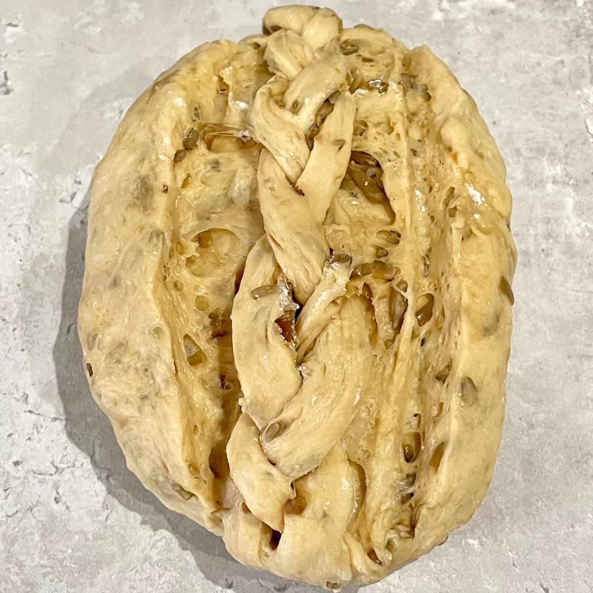 三つ編みでかわいく！ひまわりの種の黒糖食パン