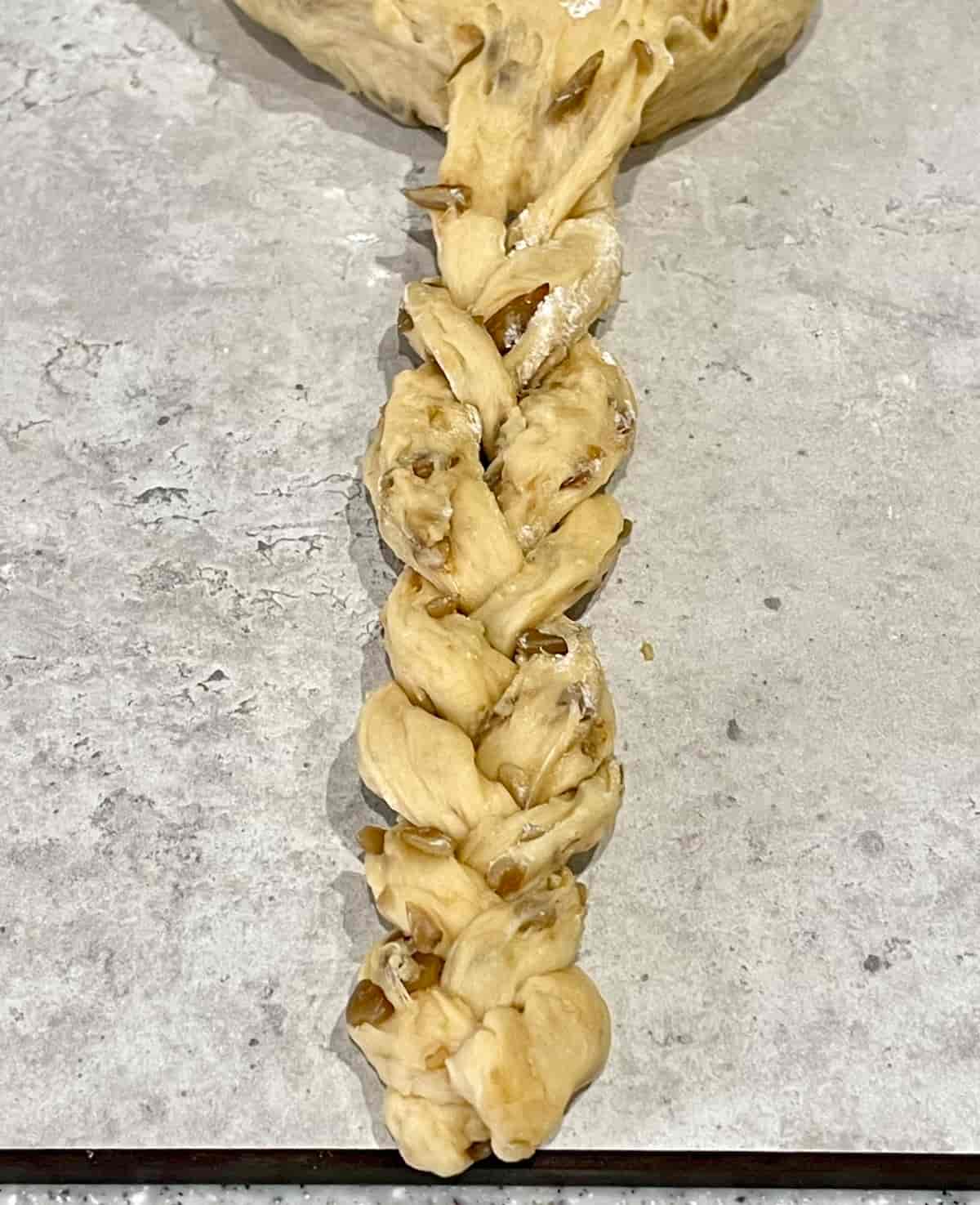 三つ編みでかわいく！ひまわりの種の黒糖食パン