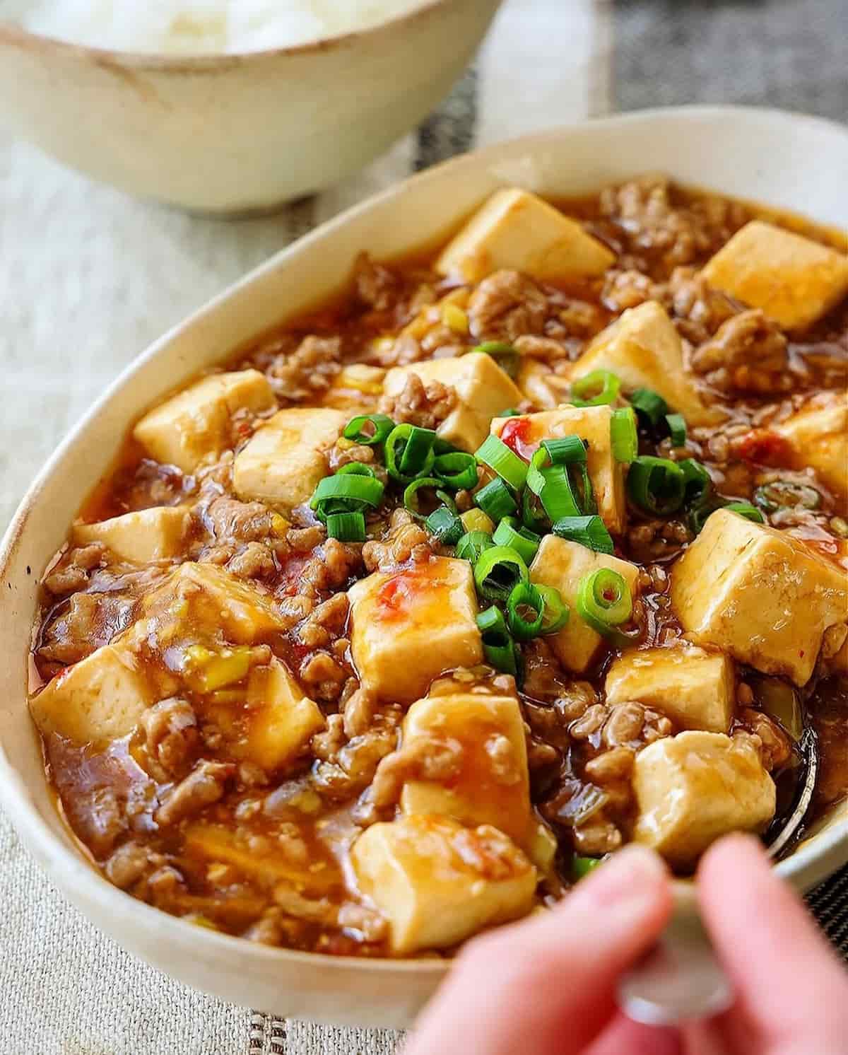 ヘルシーなのに満足感たっぷり!ご飯もお酒もすすむ「ピリ辛豆腐」レシピ