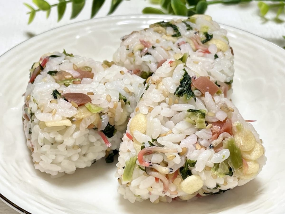 簡単なのに驚くほどおいしい！「天かすと梅ちりめんおにぎり」の作り方