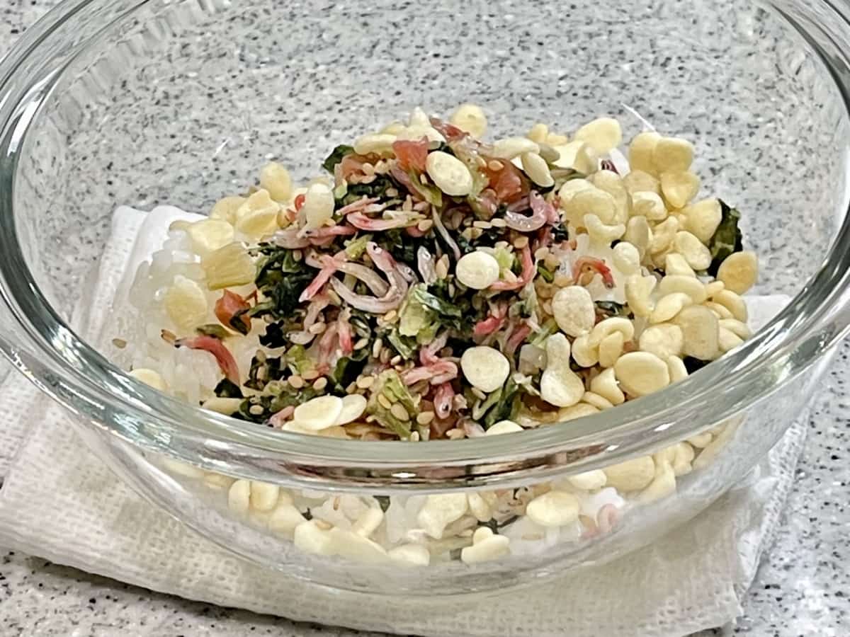 「天かすと梅ちりめんのおにぎり」レシピ