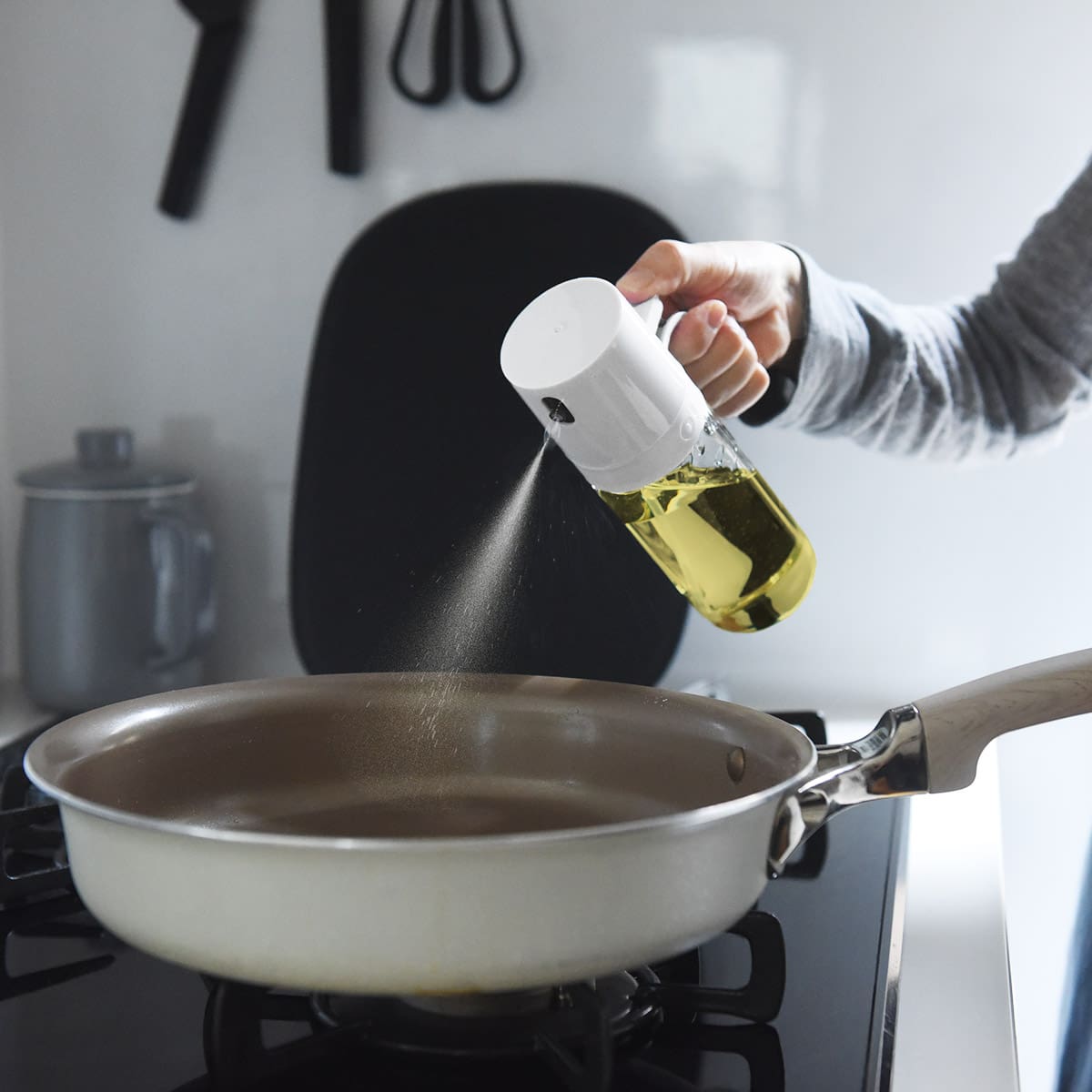 「油量少なめ」食生活を叶える、片手でシュッ！別注カラーのオイルスプレー