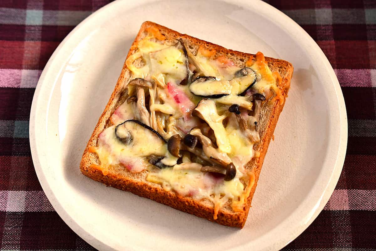 きのこのオイル漬けを使ったピザトースト