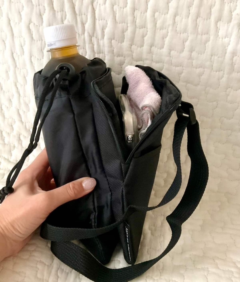 ペットボトルとスマホを一緒に持ち運べる!キャンドゥ「スマホショルダー」が便利♪