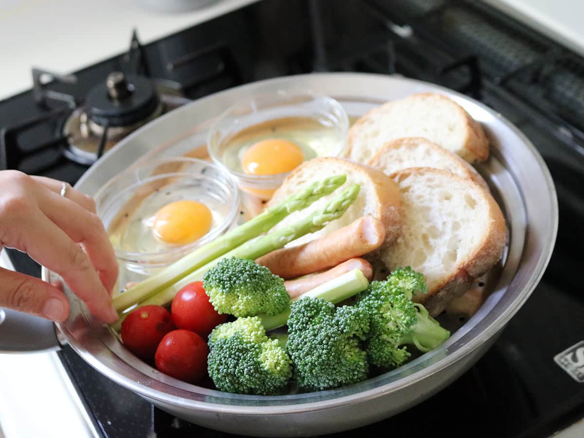 フライパンにのせるだけ！「ステンレス蒸し器」があれば“蒸し料理”を手軽に楽しめる♪