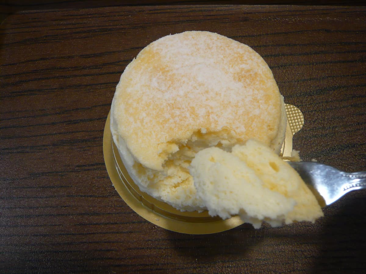 しゅわ～っととろける食感♪セブン新作「しろふわチーズスフレ」のおいしさに大満足！