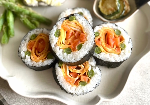 ラップで巻くだけ♪ 見た目華やかな「ばらの巻き寿司」の簡単レシピ