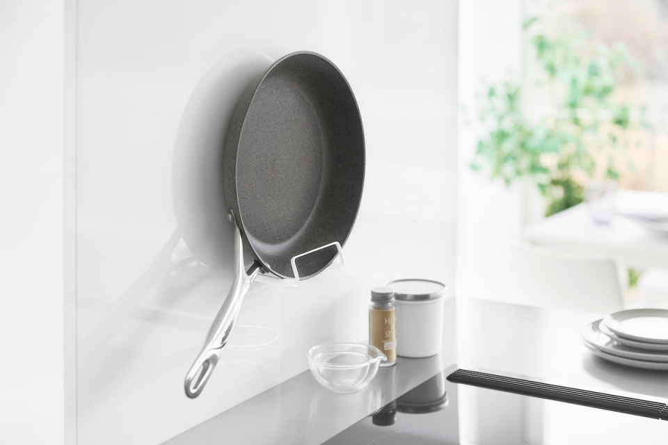 フライパンは浮かせて収納！？山崎実業 towerから「フライパンホルダー」が新発売