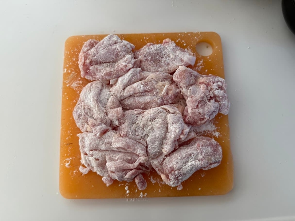 薄力粉をまぶす