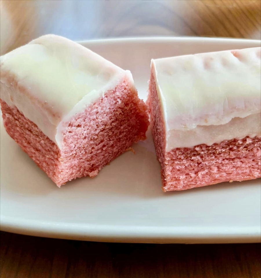 ビジュアルも最強！無印「不揃いバウムホワイトチョコがけいちごバウム」がおいしい♪