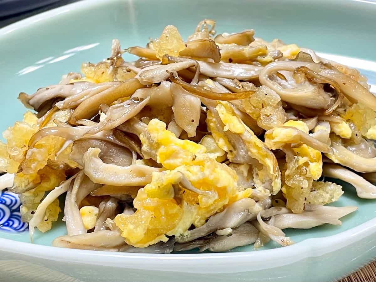 味付けはめんつゆだけ！「まいたけと天かすの卵とじ」が簡単なのに驚くほどおいしい♪