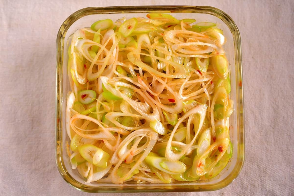 長ねぎ」が一瞬で万能常備菜に！「ピリ辛ねぎ」が毎日の料理に大活躍