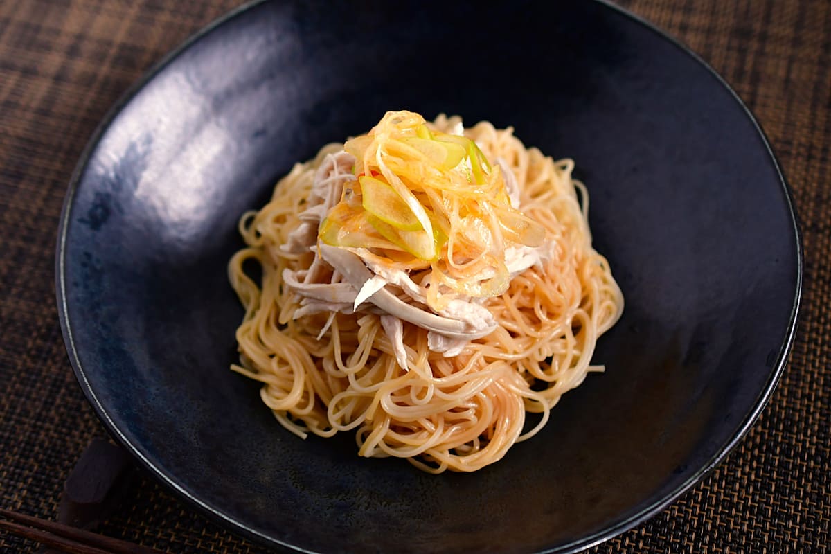 ピリ辛ねぎを使った麺料理