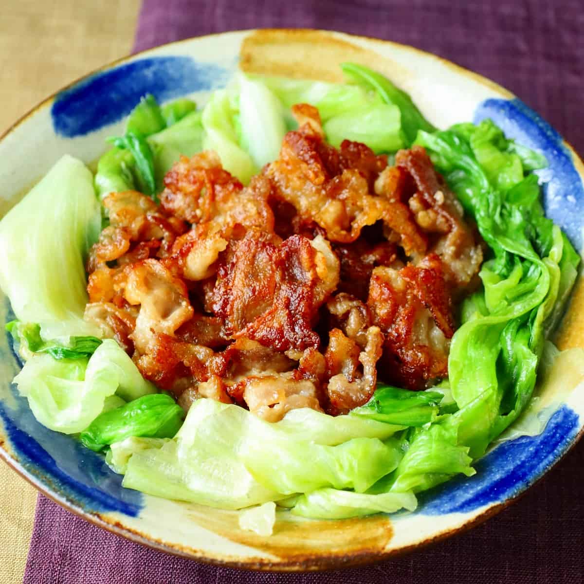 レタス1玉をぺろりと完食♪「カリカリ豚とレタス1玉炒め」の作り方