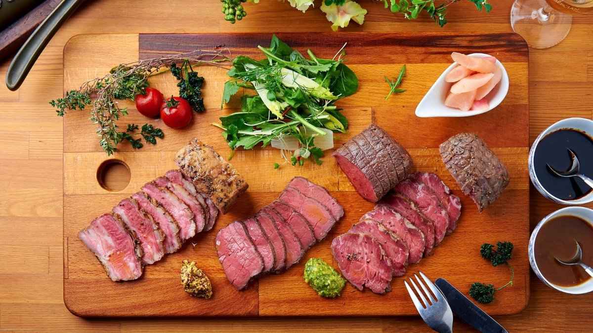 ローストビーフ食べ比べセットをカットして盛りつけ画像像