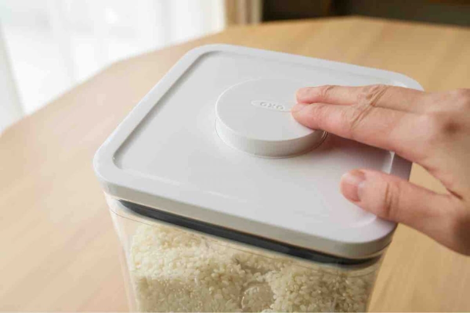 お米の保存におすすめ！Mizukiさんが“米びつ”に選んだ「OXO（オクソー） ポップコンテナ」