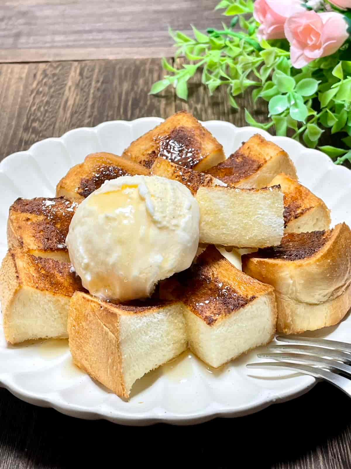 クワトロフォルマッジ風ハニートーストバニラアイスのせ